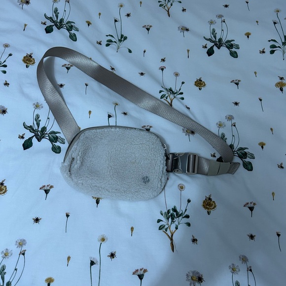 Lululemon everywhere white fleece fanny pack - Picture 2 of 6